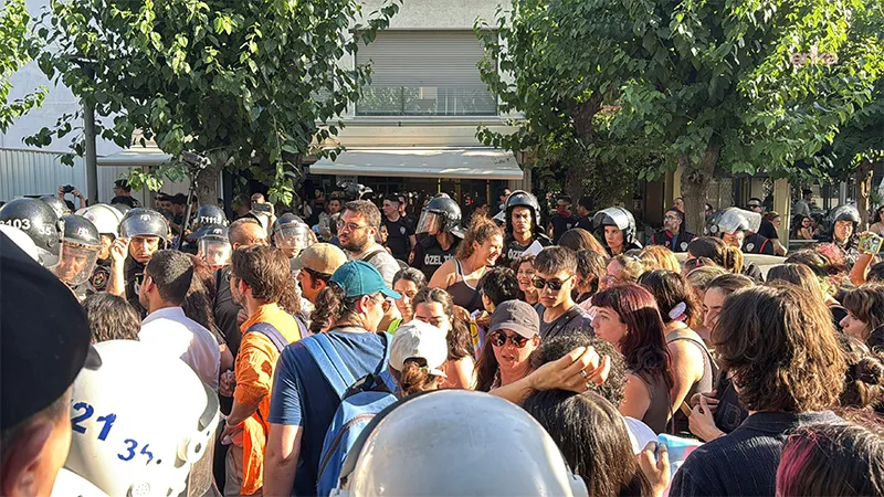 İzmir Onur Yürüyüşü'ne polis müdahalesi: Gözaltına alınan 36 kişiye idari para cezası