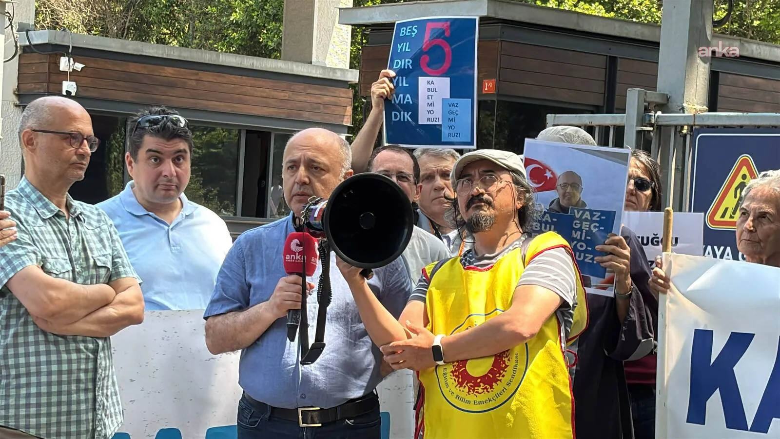 Boğaziçi'nde Prof. Dr. Tuna Tuğcu'nun kamu görevinden çıkarılmasına tepki: Akademik özgürlüğe saldırı, üniversiteye darbe girişimidir!