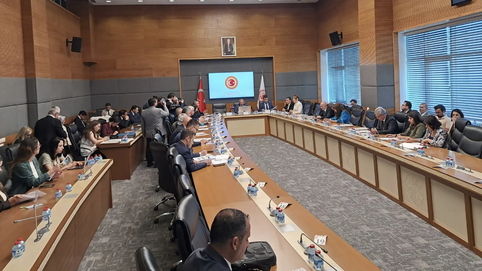 Öğretmen gözaltılarına tepki gösteren muhalefet vekilleri ve iki eğitim sendikası, TBMM Okullarda Şiddeti Araştırma Komisyonu'nu terk etti