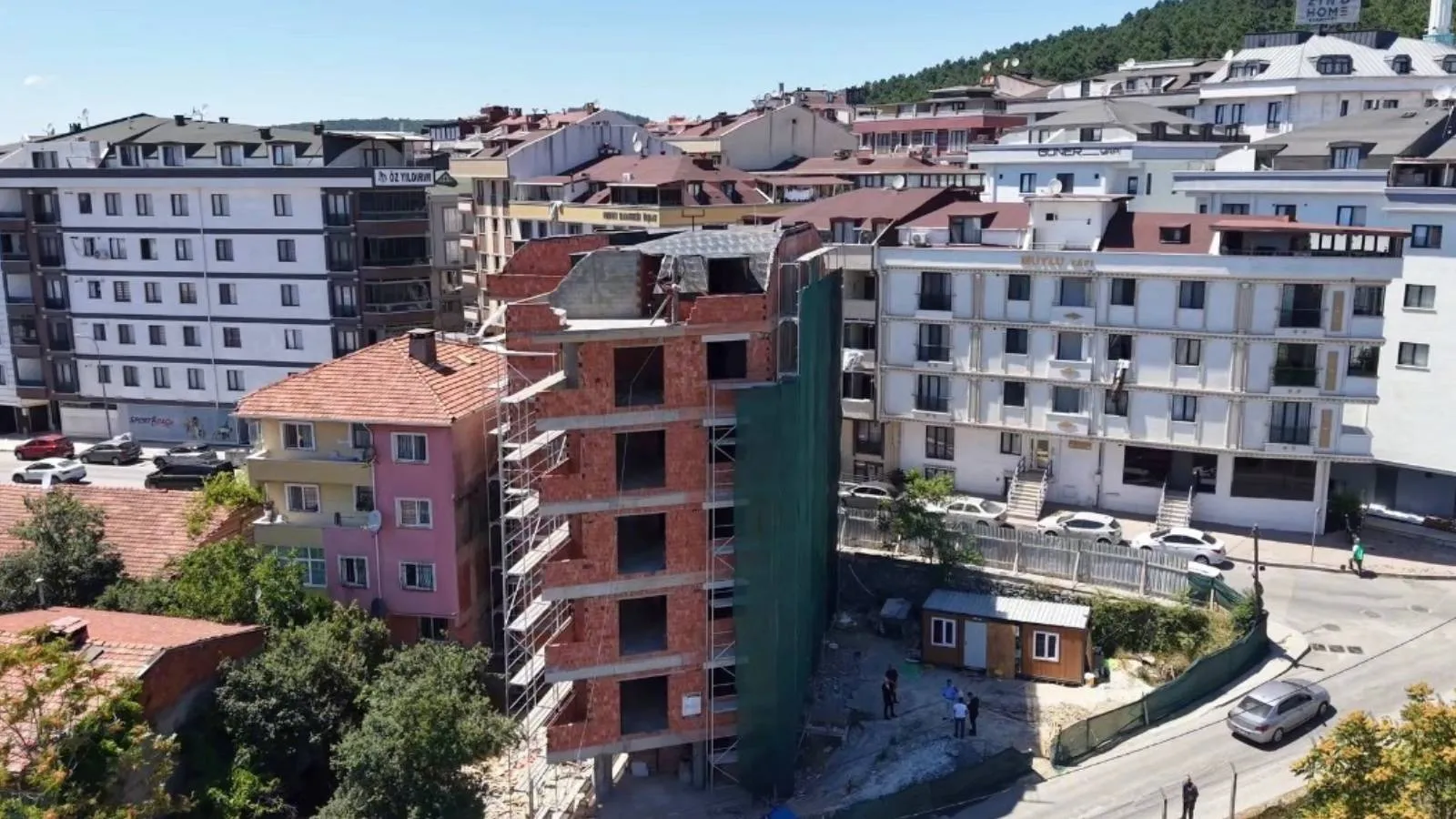 Çekmeköy'de bir binanın eğri durduğu iddiasına ilişkin konuşan Belediye Başkanı Çerkez: Herhangi bir olumsuzluk görülmüyor