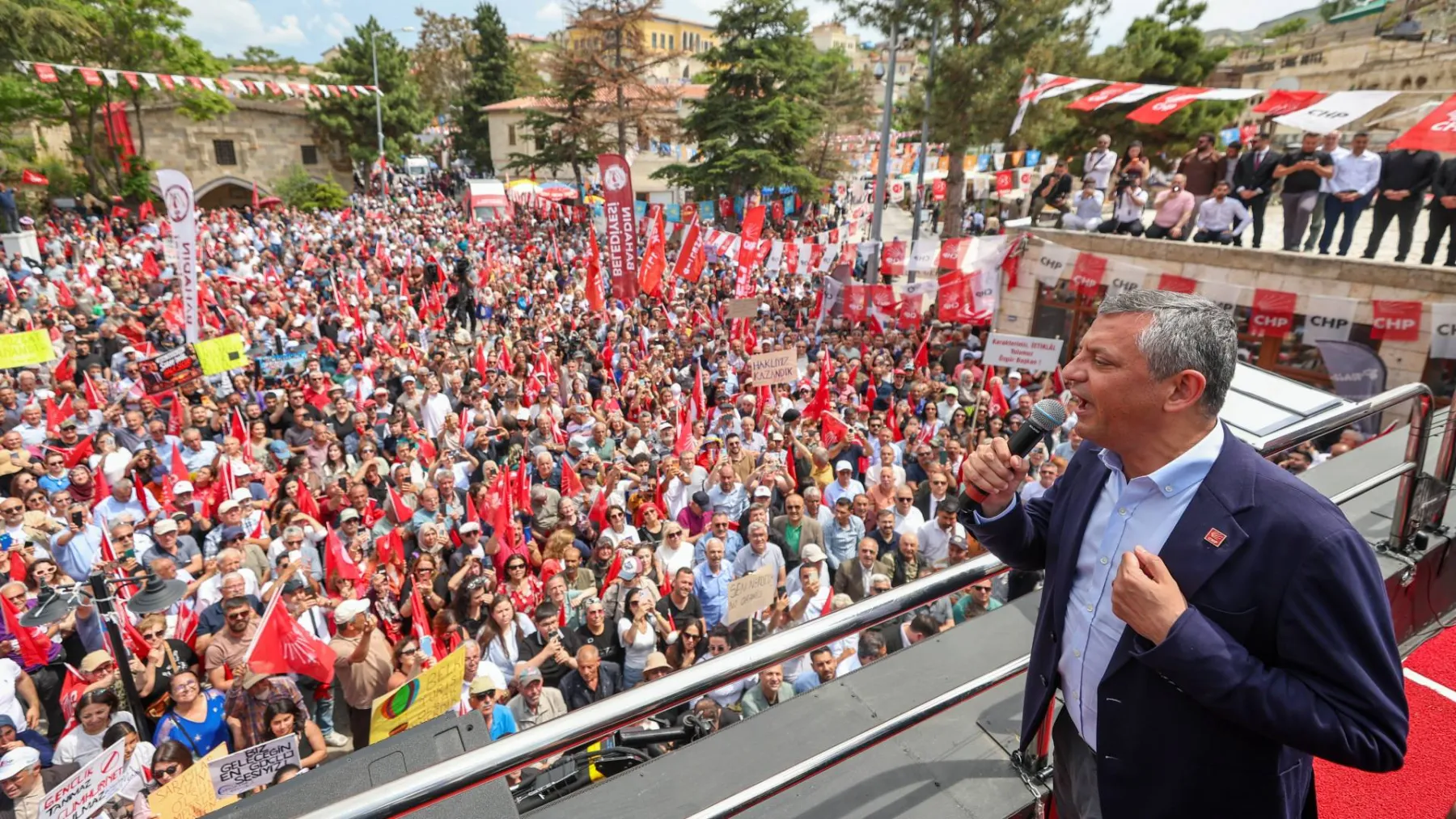 Özgür Özel: Yeni mücadelenin parolası yürüyüştür; gerekirse baş vereceğim ama baş eğmeyeceğim!