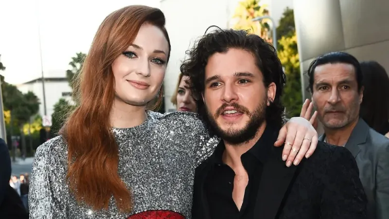 Kit Harington: Sophie Turner'la sevişme sahneleri iğrenç hissettirdi!