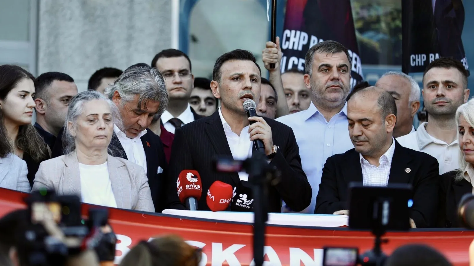 Özgür Çelik'ten Silivri ve Beylikdüzü Belediyesi operasyonlarına tepki: Meşruiyetini dışarıdan alanlara teslim olmayacağız!
