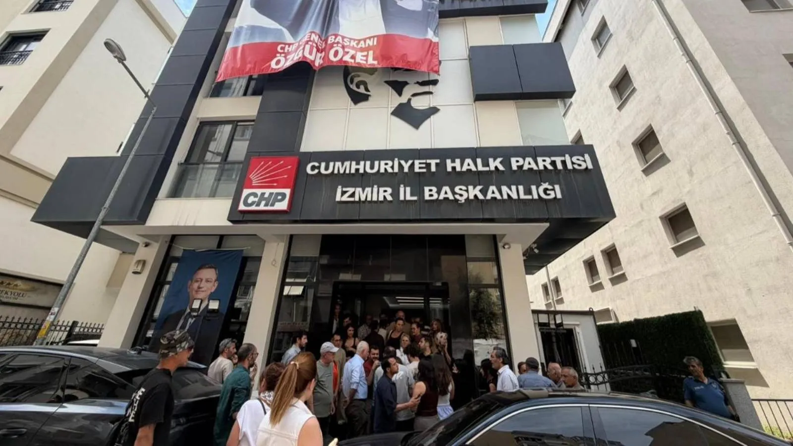 Cumhuriyet yazarı Pehlivan: CHP İzmir İl Başkanlığı'ndaki olaylı anlarda kurmayların arkasında slogan atan kişi hırsızlık hükümlüsü çıktı