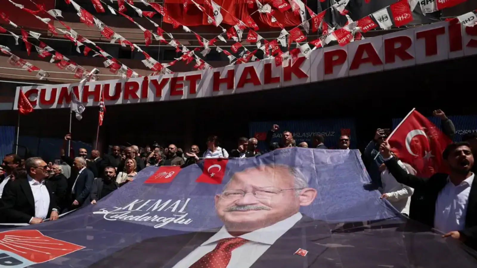 Bayram tatili bitti, CHP'de şimdi ne olacak?

 Parti Meclisi ve MYK toplantıları nasıl olacak?
 Kurultay yapılabilecek mi, ne zaman?
 Özel ve çevresindeki çember daralır mı?