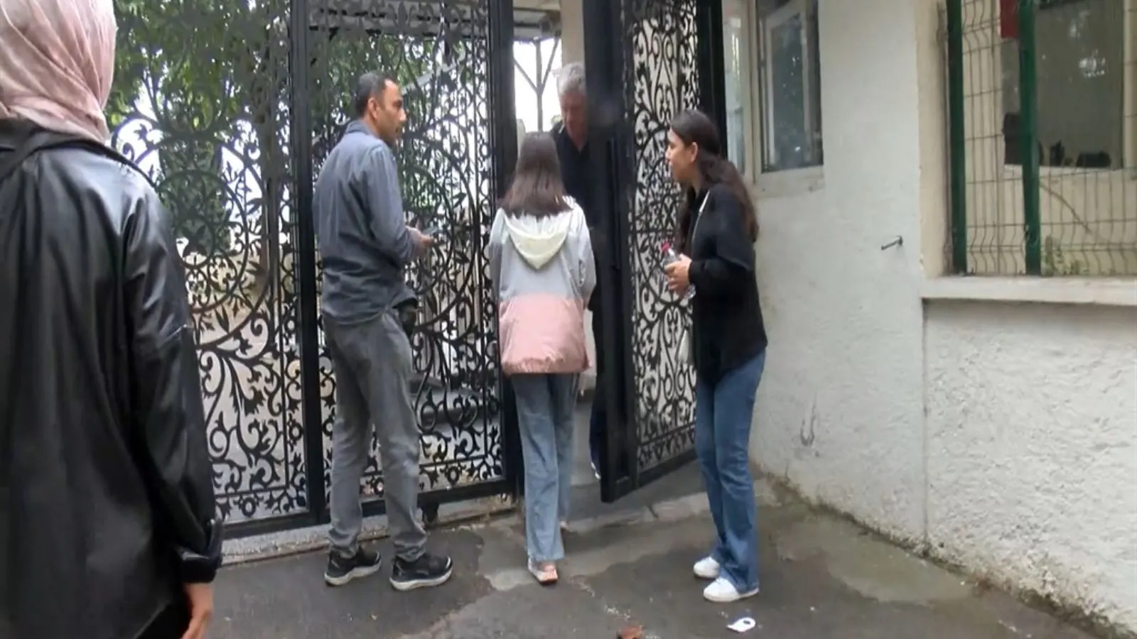 Yanlış okula gelen LGS öğrencisinin imdadına veliler yetişti: O da bizim evladımız
