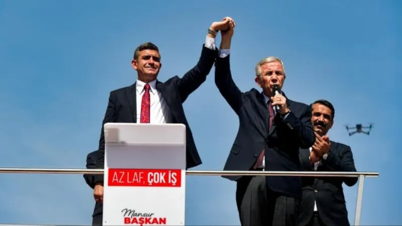 AKP’ye geçeceği iddia edilen Haymana Belediye Başkanı’ndan Mansur Yavaş pankartı hamlesi