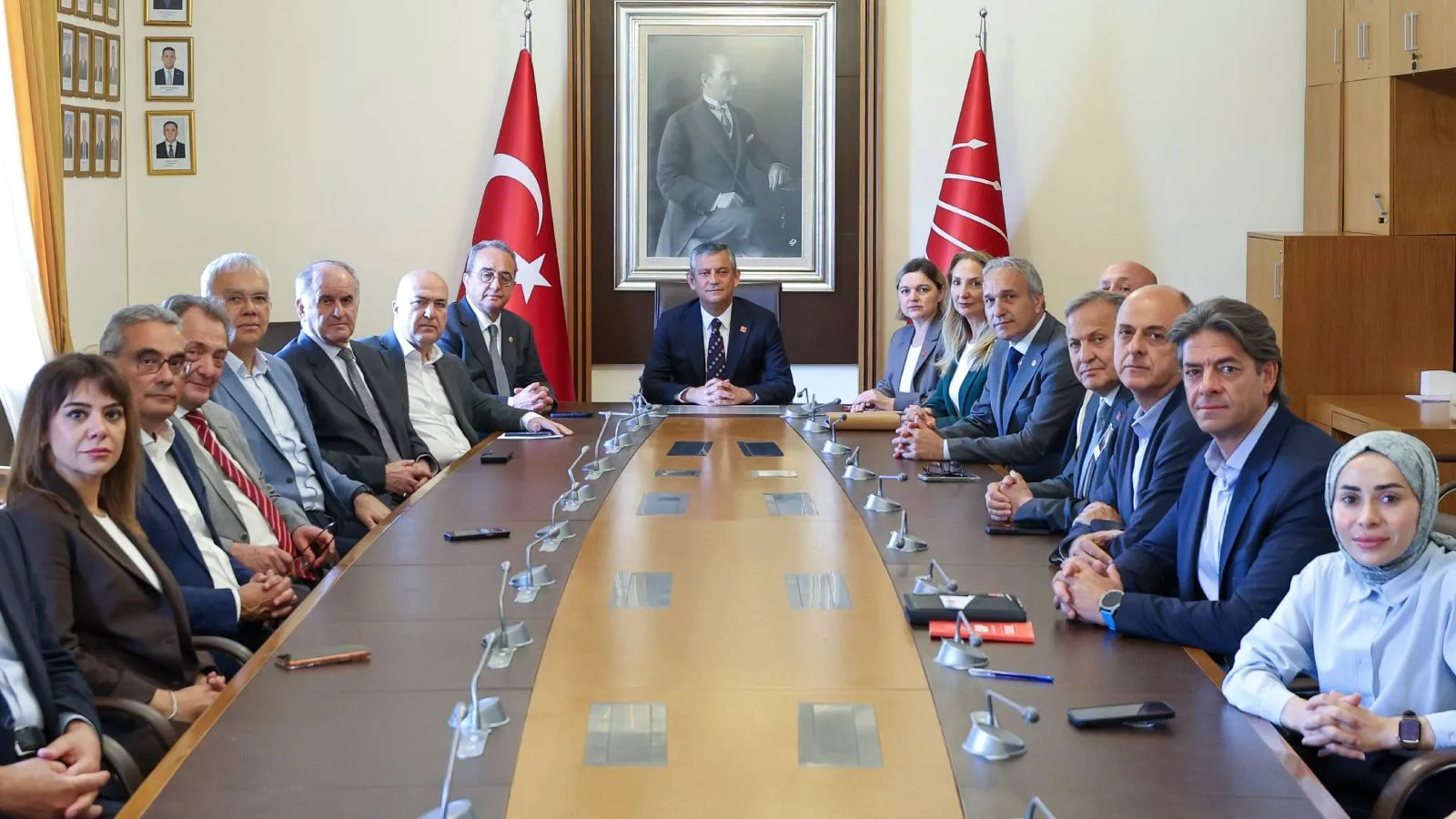 Özgür Özel'in başkanlığında CAO toplantısı: Kılıçdaroğlu’na yakın isimlerle de görüştü, İmamoğlu "Kararlarınızın yanınızdayım” dedi