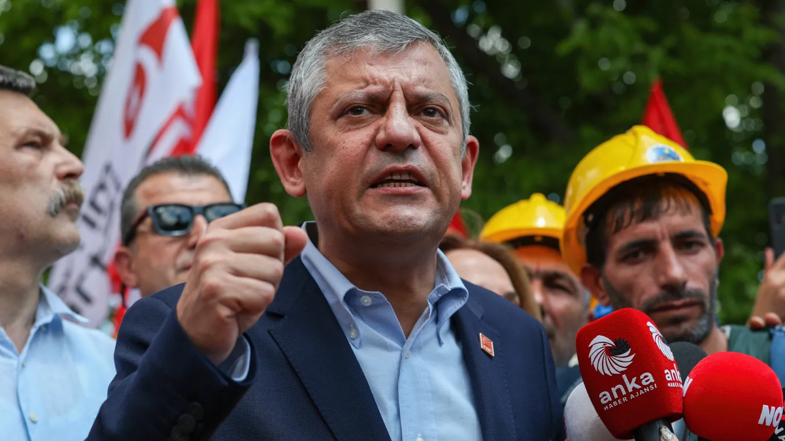 Özgür Özel, Yıldızlar SSS Holding önünde: Doruk Madencilik işçileri hakkını almadı, verilen söz tutulmadı, 105 madenci abluka altında!