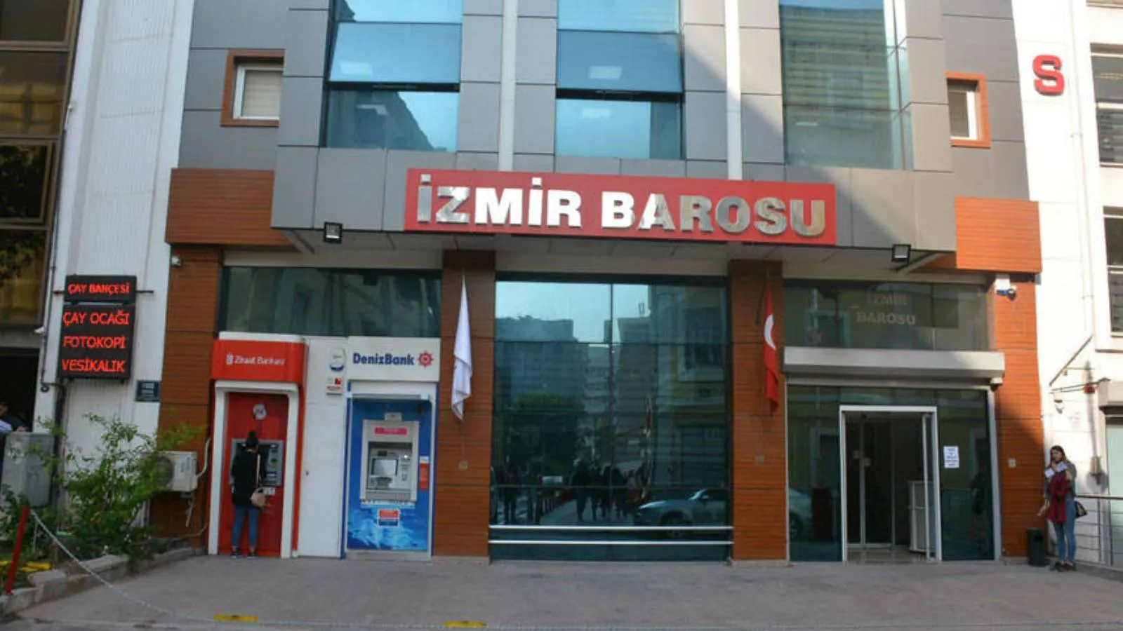 İzmir Barosu Başkanı Sefa Yılmaz ve yönetim kurulu üyeleri h