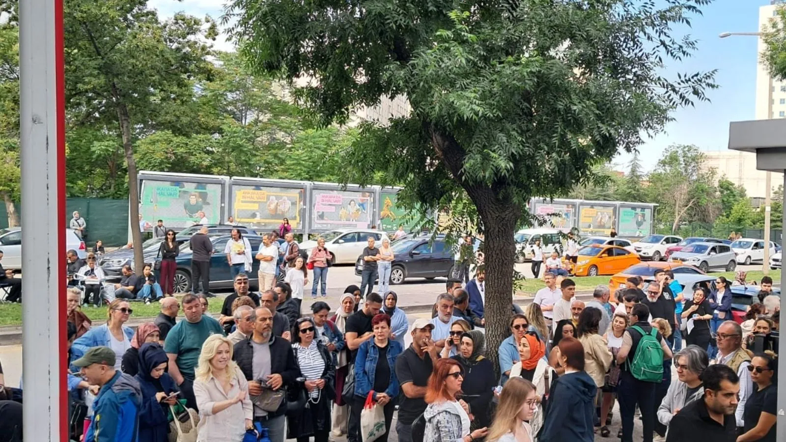 Türkiye genelinde YKS heyecanı: Adaylar sınavda, aileler okul önlerinde
