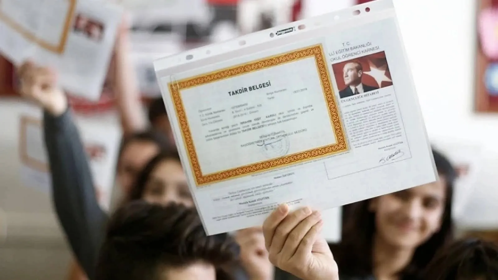 Uzmanlardan velilere kritik "karne günü" uyarısı: Destekleyici ve çözüm odaklı olun!