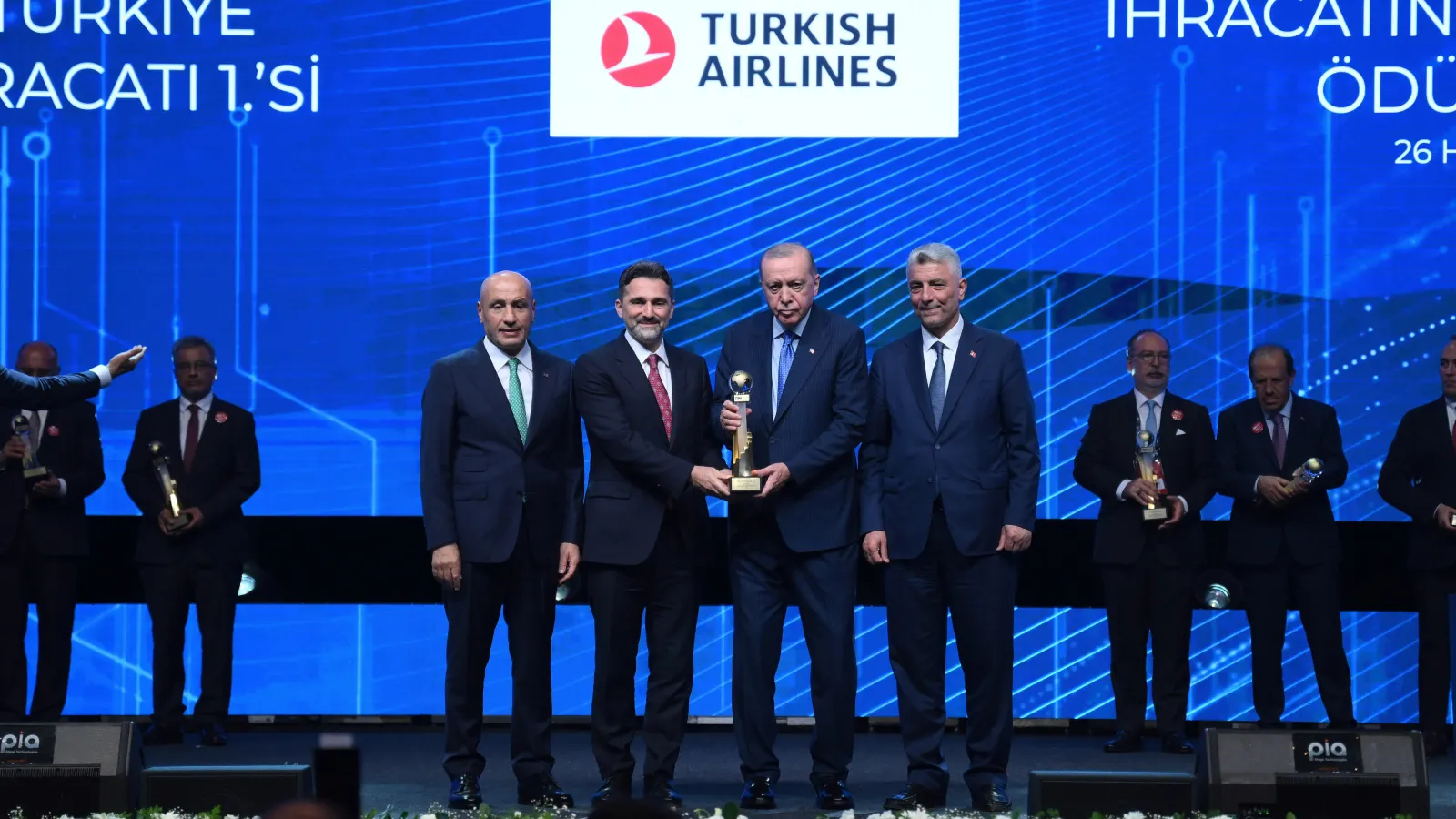 Erdoğan: 2025 yılında mal ve hizmet ihracatımız, 395,9 milyar dolarla cumhuriyet tarihimizin rekorunu kırdı!