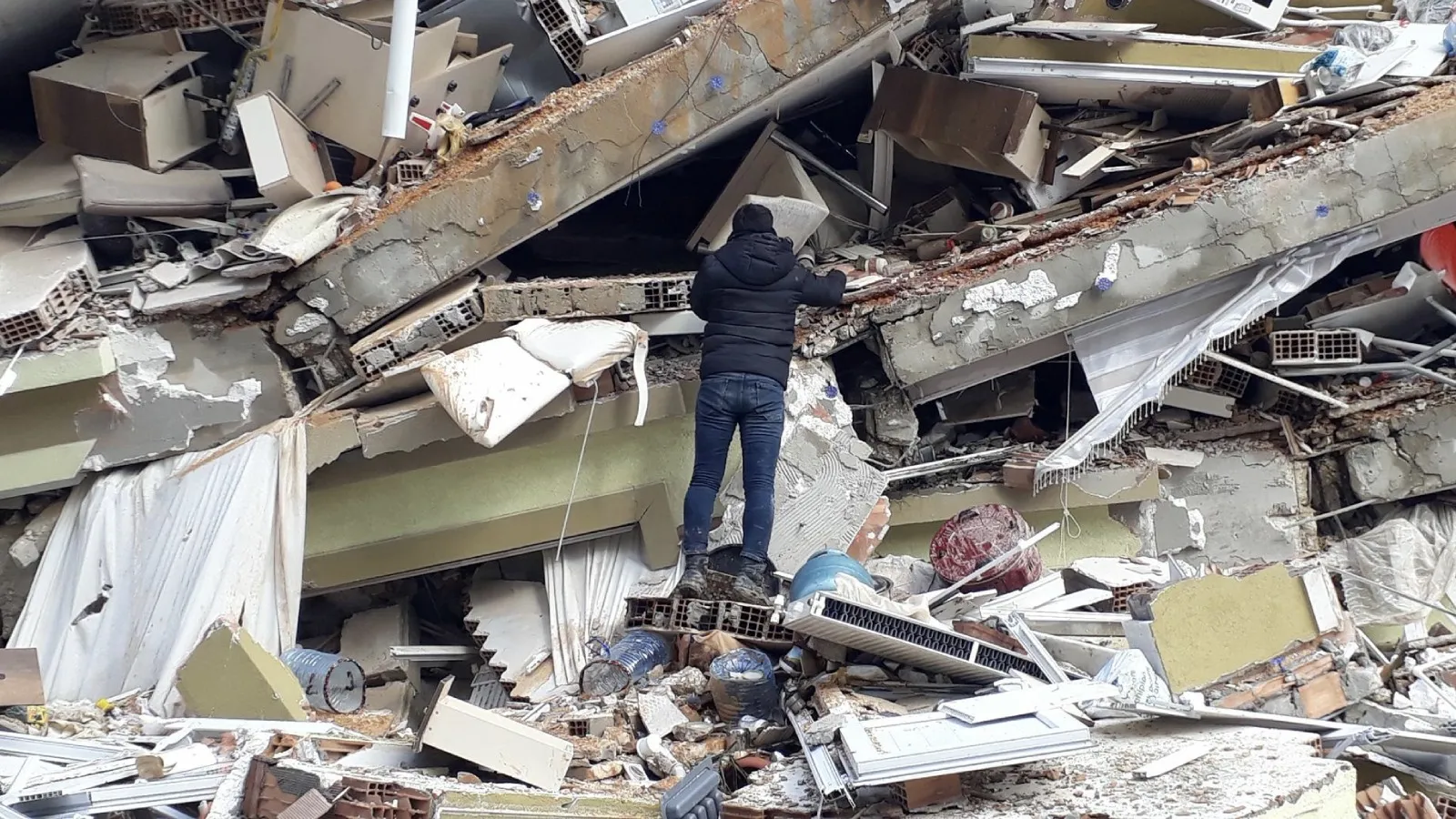 Depremde 47 kişiye mezar olan Ilgım Apartmanı davasında yeniden bilirkişi raporu alınacak