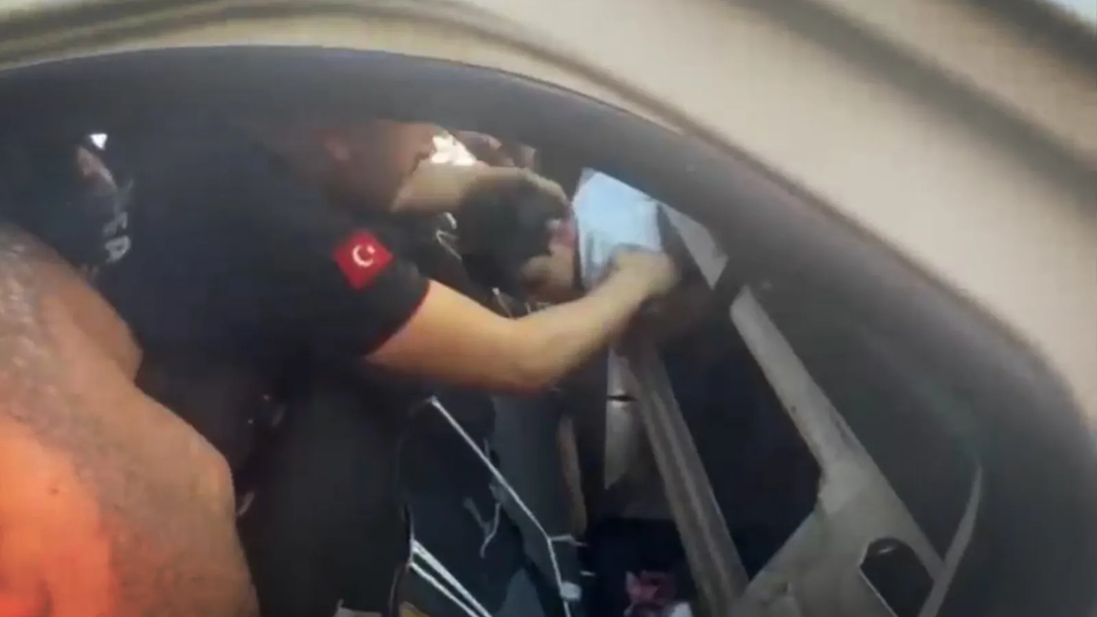 Otomobille sokak sokak aradıkları 5 yaşındaki çocukları, aracın bagajında kilitli kalmış