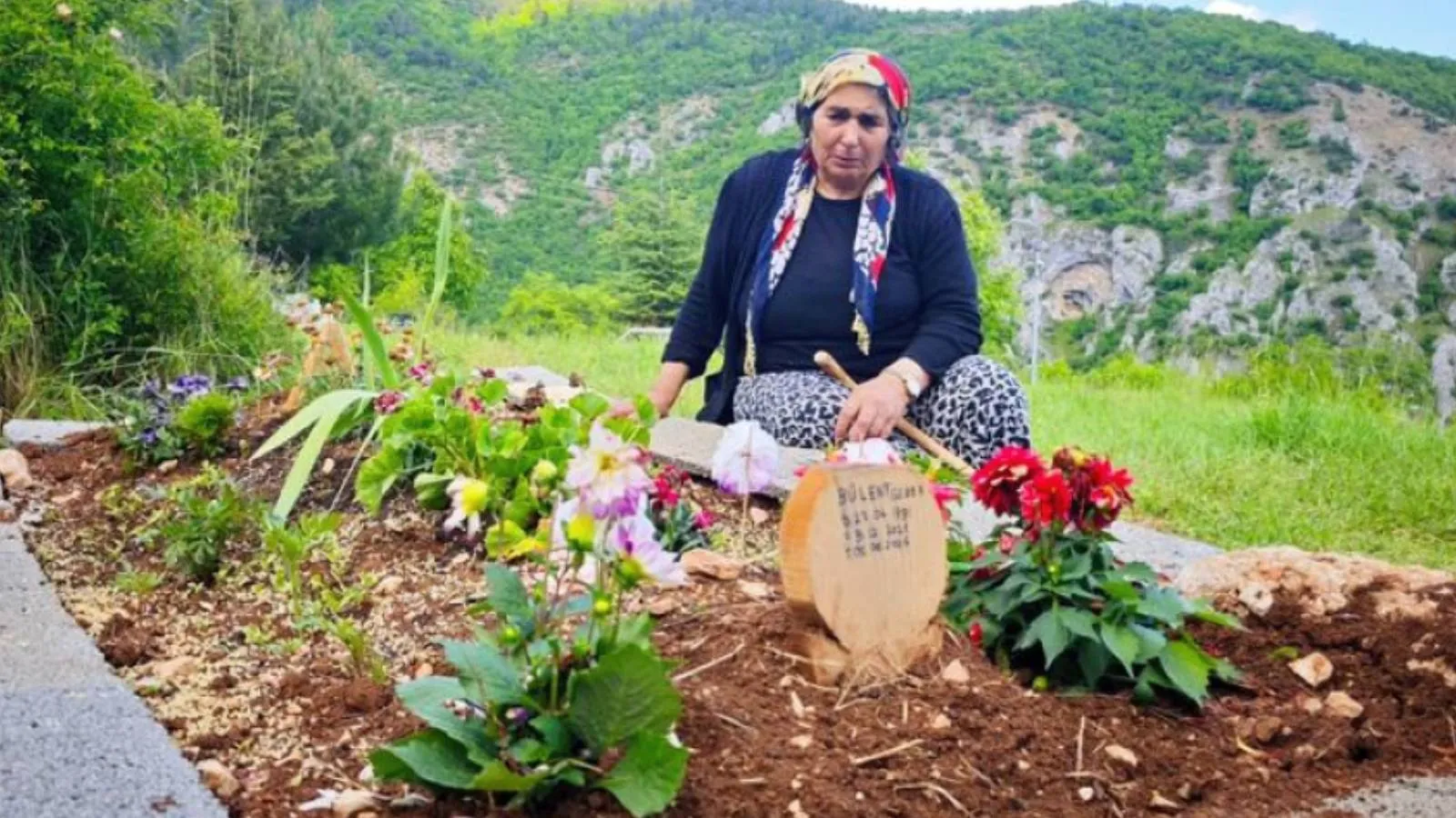 1'i bebek 4 evladı ve eşini kaybetti, torunları için ayakta
