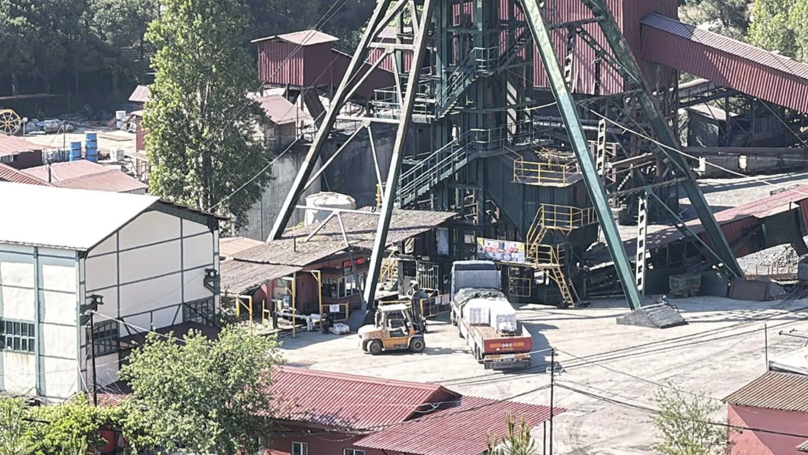 Maden ocağındaki yangın 6 gündür sürüyor: Üretime kapatıldı, oksijenle teması kesilmeye çalışılıyor