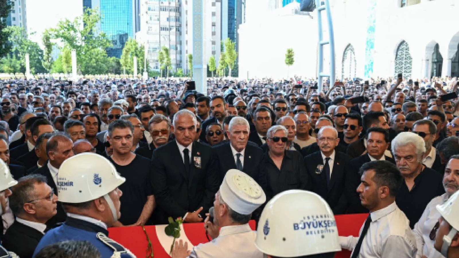 İnanır'ın cenazesine katılan Mahsun Kırmızıgül'den siyasetçilere tepki: Koruma ordularıyla insanların itilip kakılması kabul edilemez