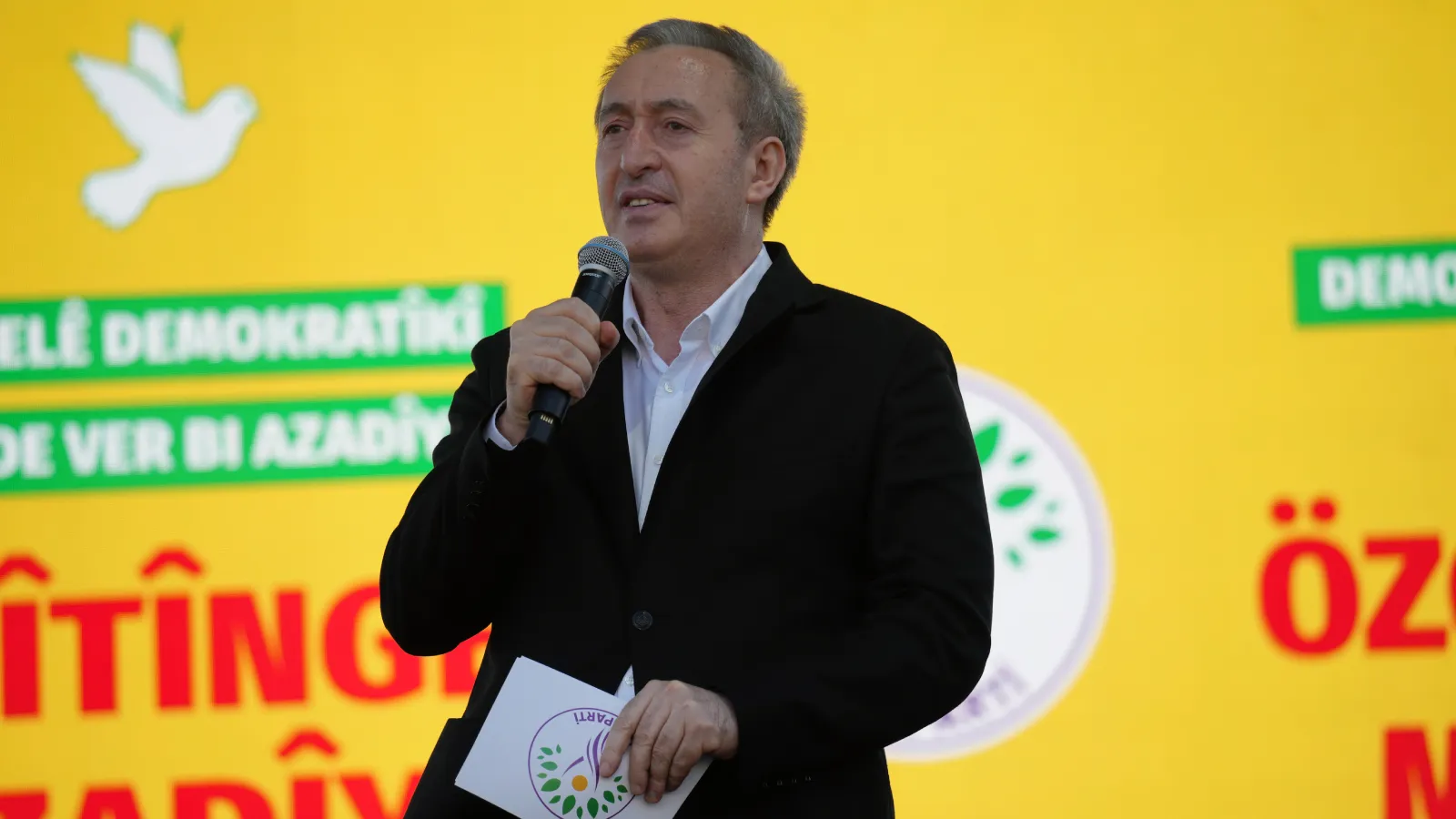 Tuncer Bakırhan'dan çerçeve yasa açıklaması: Yerel demokrasinin, eşit yurttaşlığın, ana dilin, özgür yaşamın kapısını açmalı
