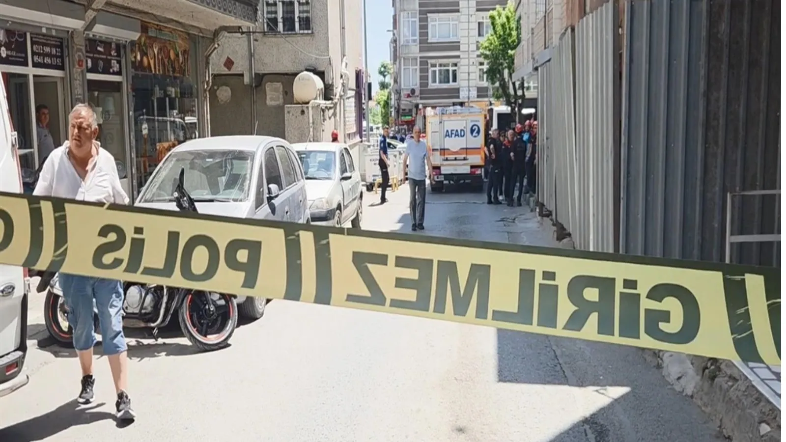Küçükçekmece'de yıkımı yapılan binada kısmi çökme yaşandı: 3 işçi yaralı
