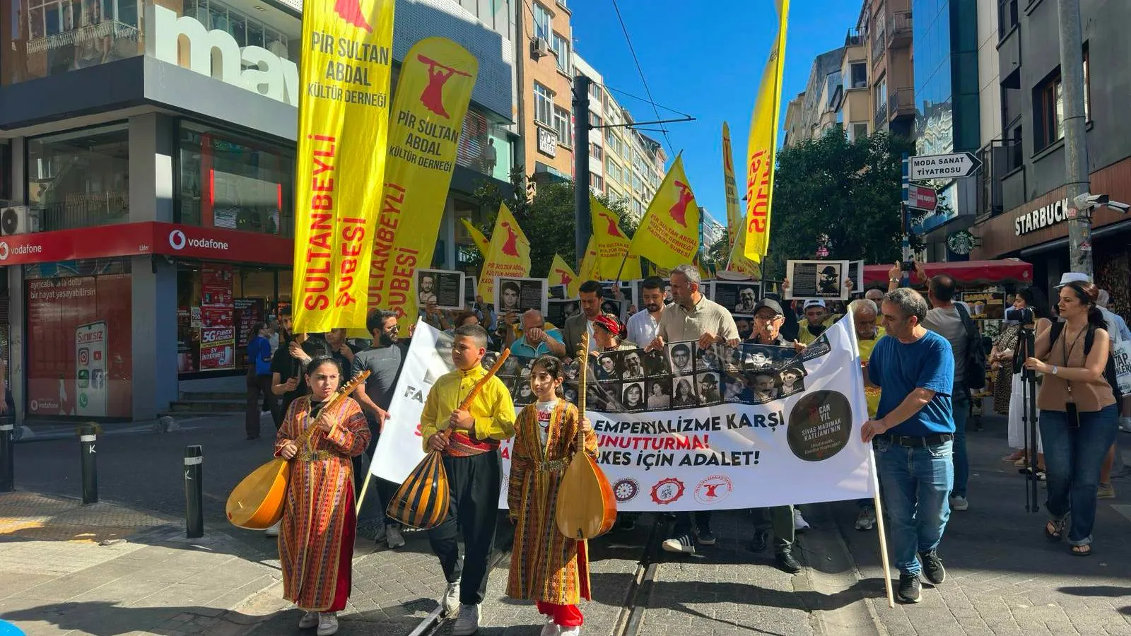 Sivas Katliamı'nın 33. yılında Kadıköy'de adalet yürüyüşü: Dünü aydınlatılmayan bir ülkenin bugünü karanlıktır