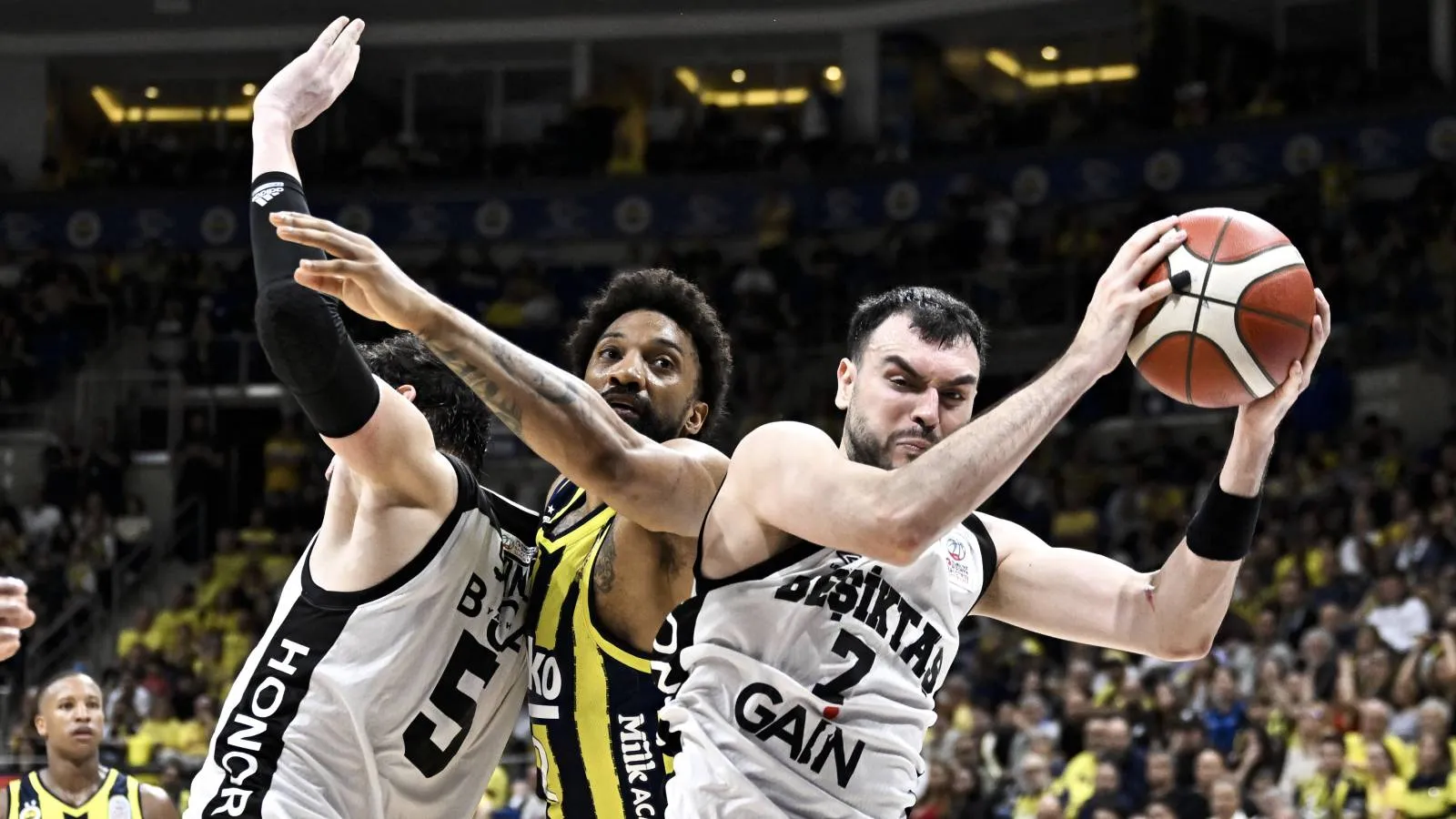 Beşiktaş GAİN, Fenerbahçe Beko'yu 8 sayı farkla geçerek seride öne geçti