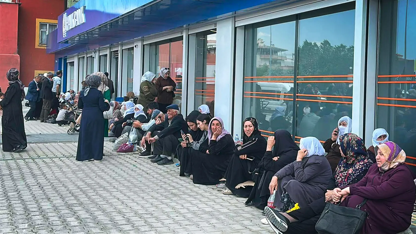 Van'da sosyal yardımlar için kuyruk çilesi: 120 bin ihtiyaç sahibi günlerdir sıra bekliyor