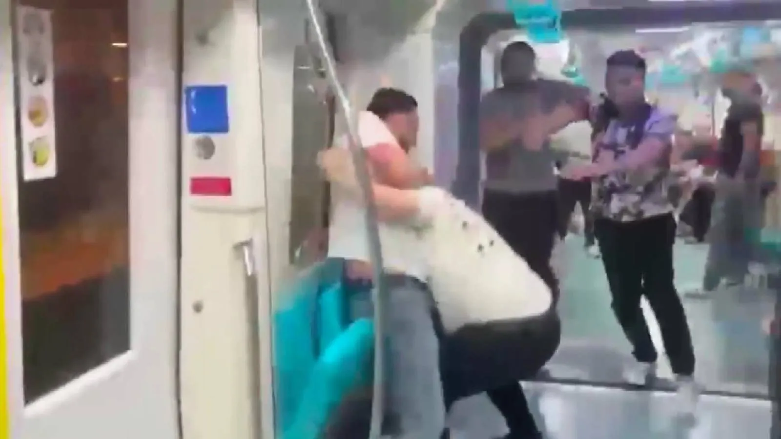 Pendik'te Marmaray'da yumruklu kavga: Yolcular güvenlik ve temizlik görevlilerine saldırdı