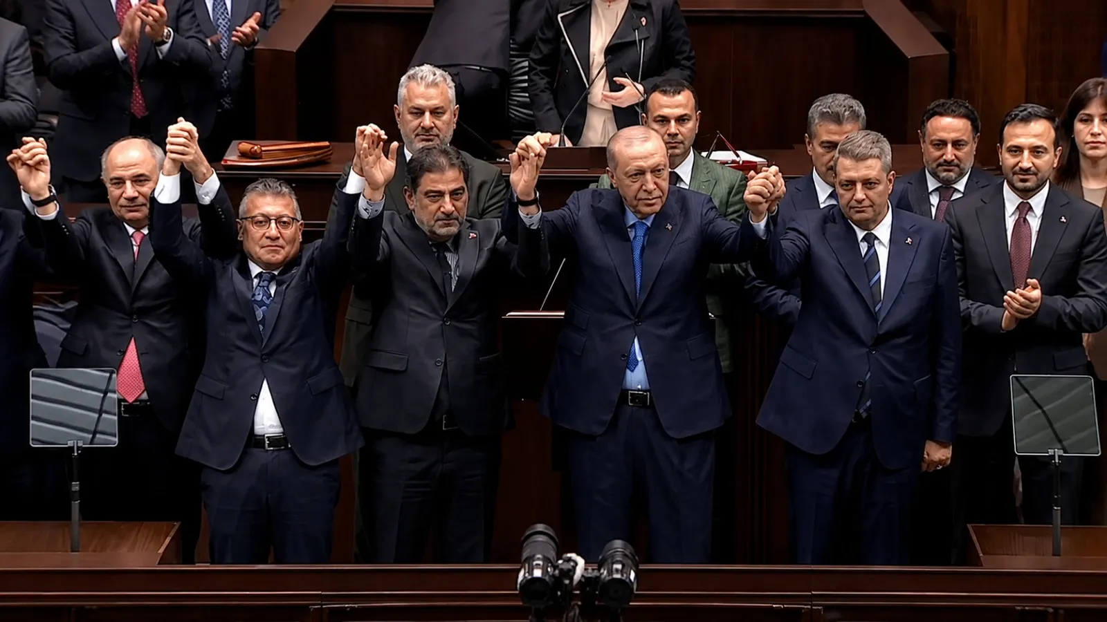 Rozetini Erdoğan taktı: İyi Parti'nin kurucu il başkanlarından Ersin Beyaz AKP'ye katıldı