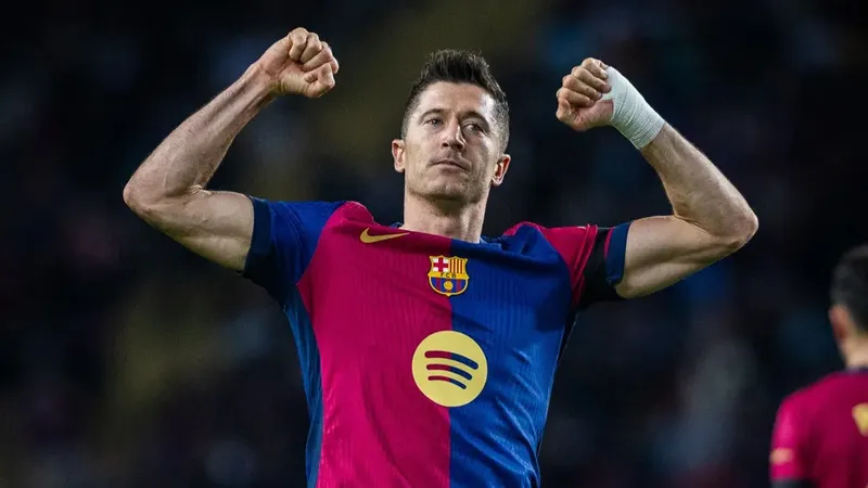 Robert Lewandowski imzayı atıyor
