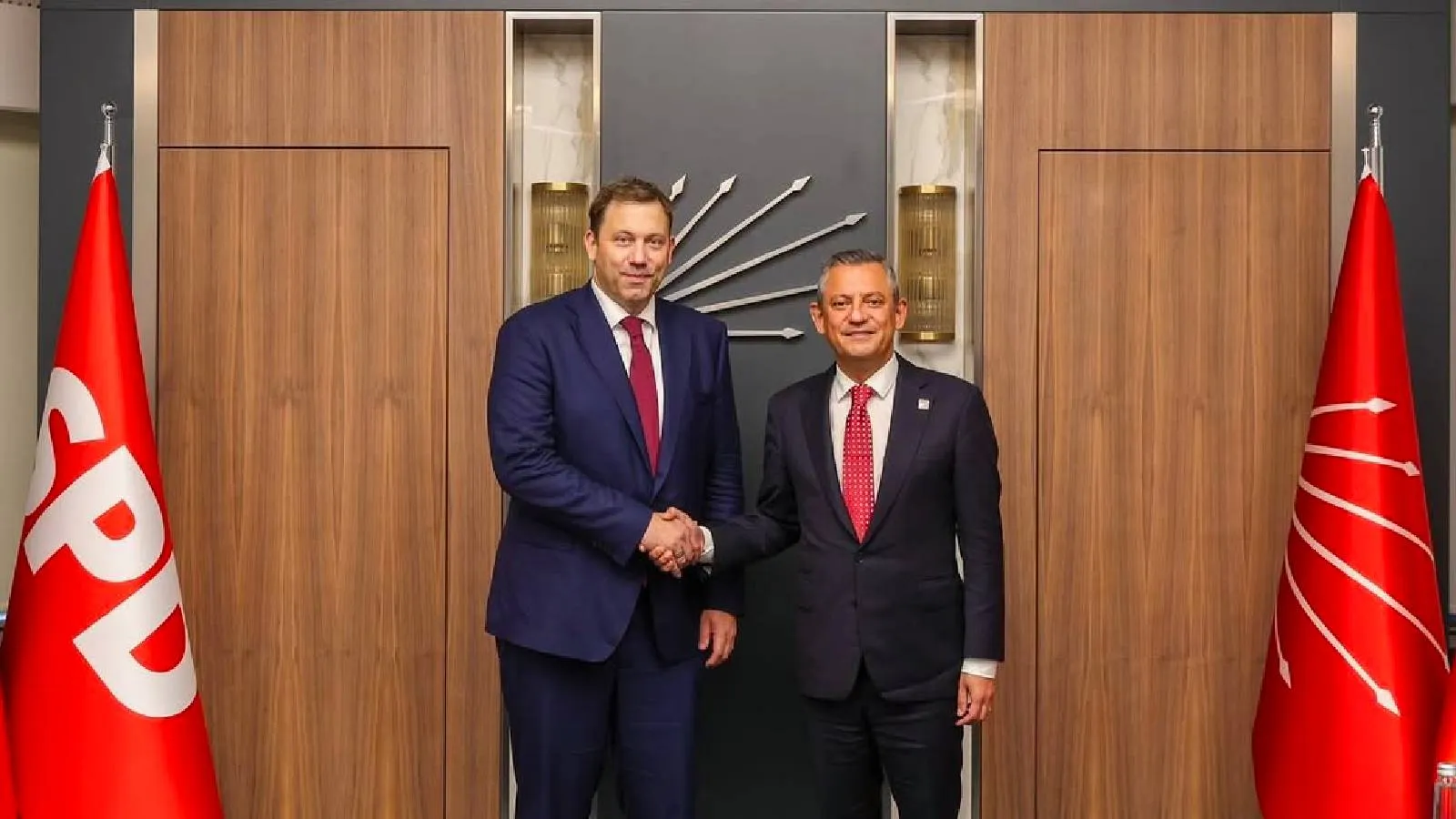 Özgür Özel, TBMM'de SPD heyetiyle görüştü: Parlamento grubumuz yeni genel merkezimiz oldu