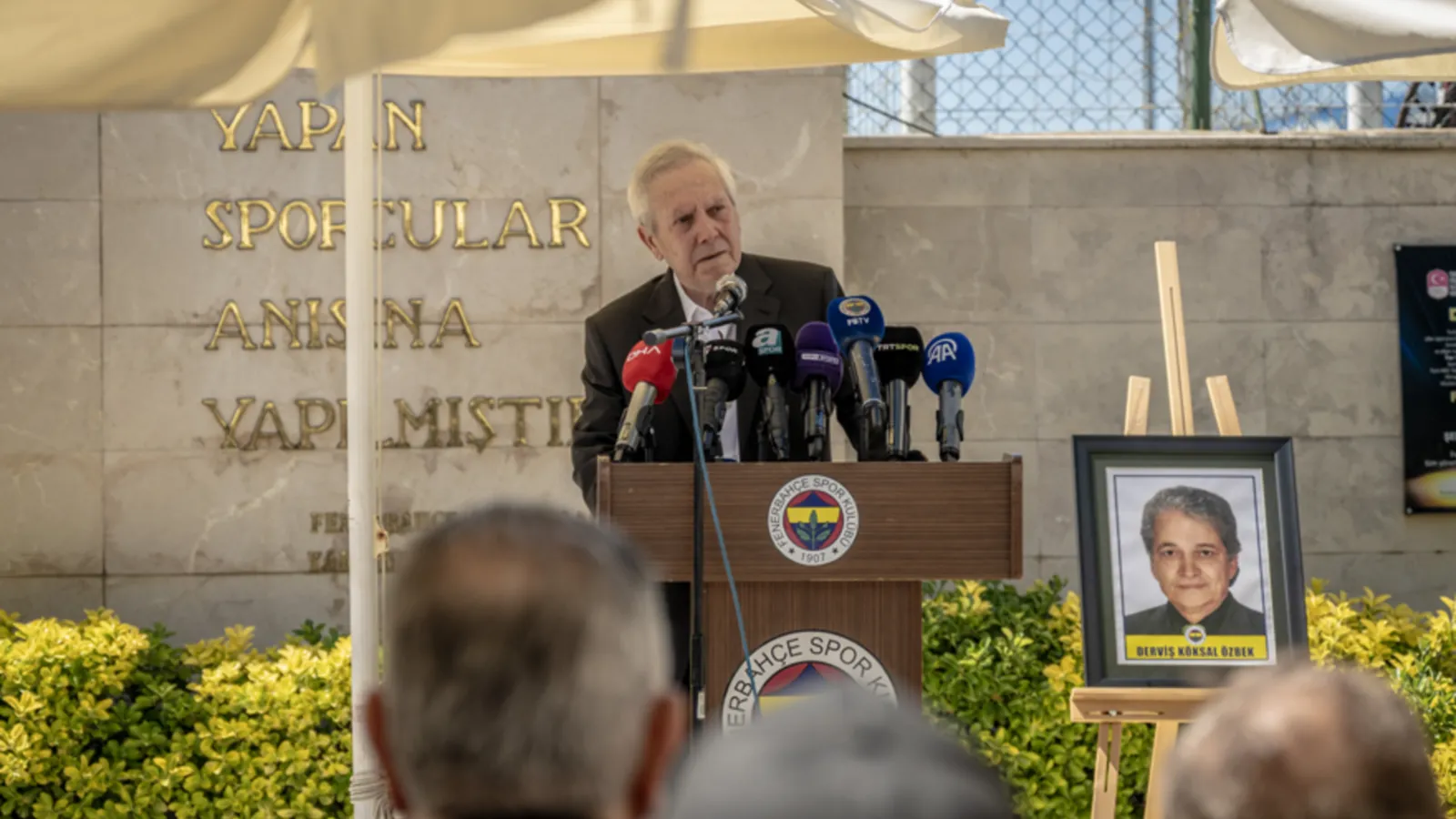 Fenerbahçe'nin vefat eden eski yöneticisi Derviş Köksal Özbek için tören düzenlendi: Aziz Yıldırım gözyaşlarına hakim olamadı