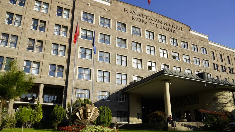 <p>3. Ankara &Uuml;niversitesi (D&uuml;nya Sıralaması: 733)</p>
