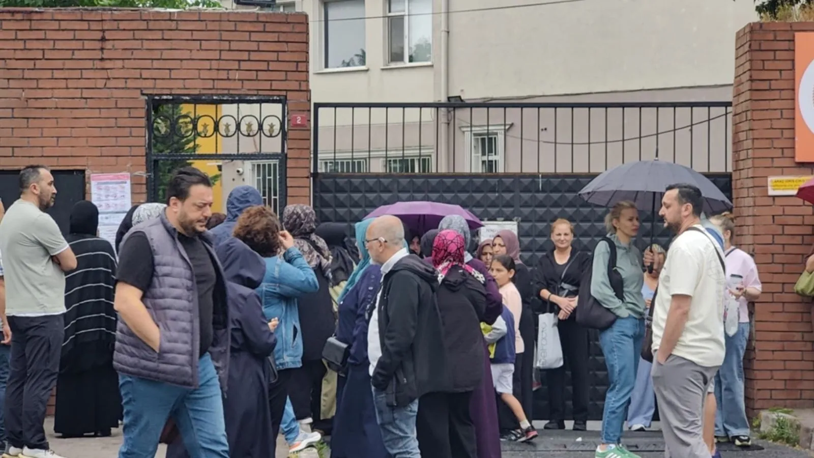 Türkiye genelinde LGS maratonu: Öğrenciler sınav salonlarında, veliler okul önlerinde heyecan yaşadı