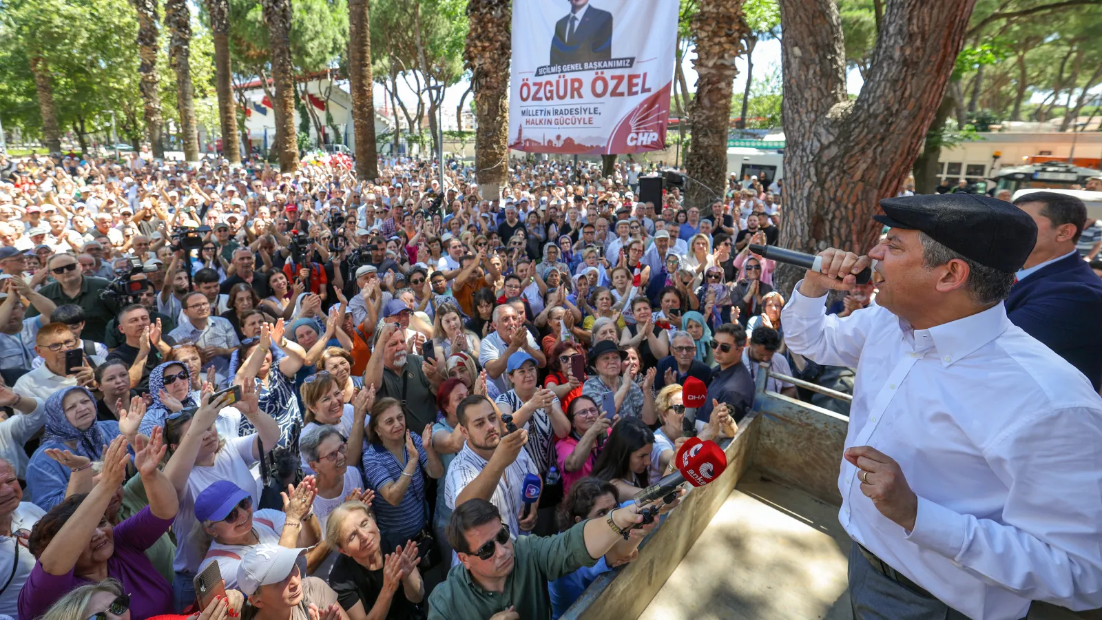 Özgür Özel bu sefer de traktör römorkuna çıktı, Kılıçdaroğlu'na seslendi: Sizi iktidara götürecek olan sermayedarlarsa, partinizi rezidansların çatı katındaki avukat bürolarında kurarsınız!