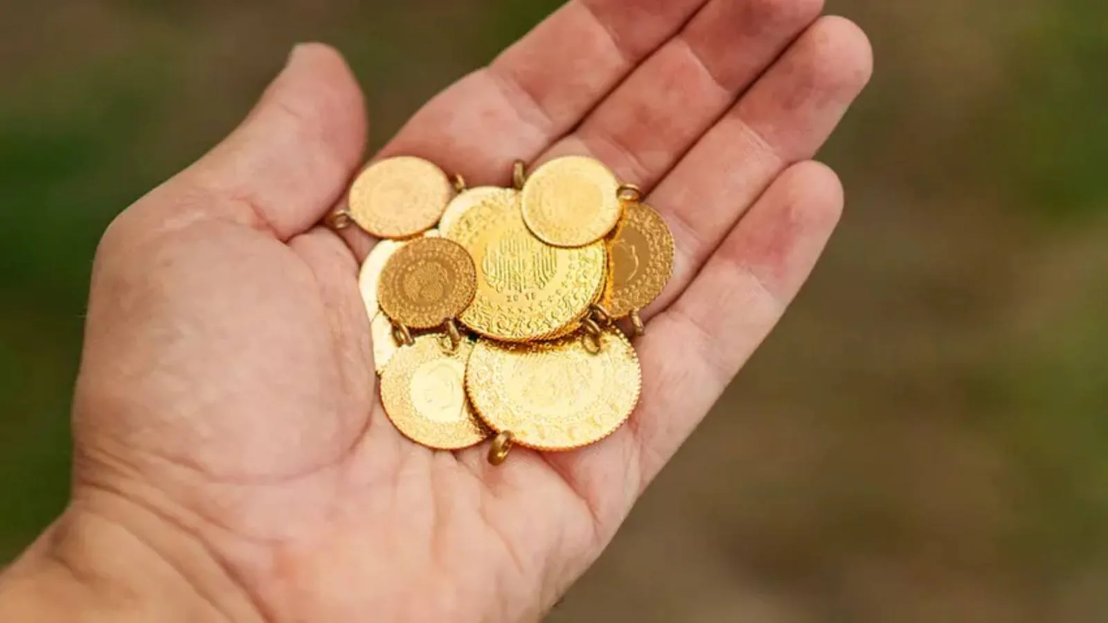 <p>Memiş, <em>"Şu an ons altın tarafında 4.500 dolar seviyesindeyiz. Kısa vadede 4.400 - 4.800 dolar aralığında dalgalanan bir seyir g&ouml;rebiliriz. Bug&uuml;ne kadar gram altın hep ons altını takip etti. Ancak yılın ikinci yarısında buna dolar da destek verecek. Temmuz ve Ağustos aylarında, &ouml;zellikle Ağustos ayında tekrar 8 bin lira seviyesi &uuml;zerine yerleşen bir gram altın karşımızda olabilir."</em> dedi.</p>