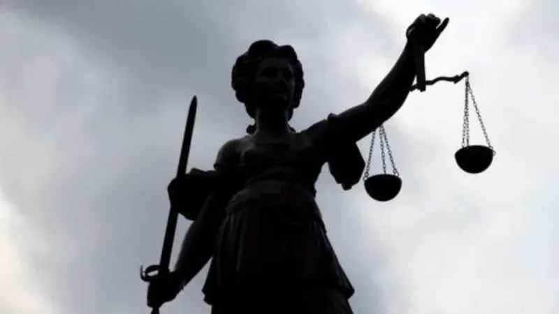 Themis'in terazisi bozulduğunda: Hukukun aşınması ve direnme hakkı