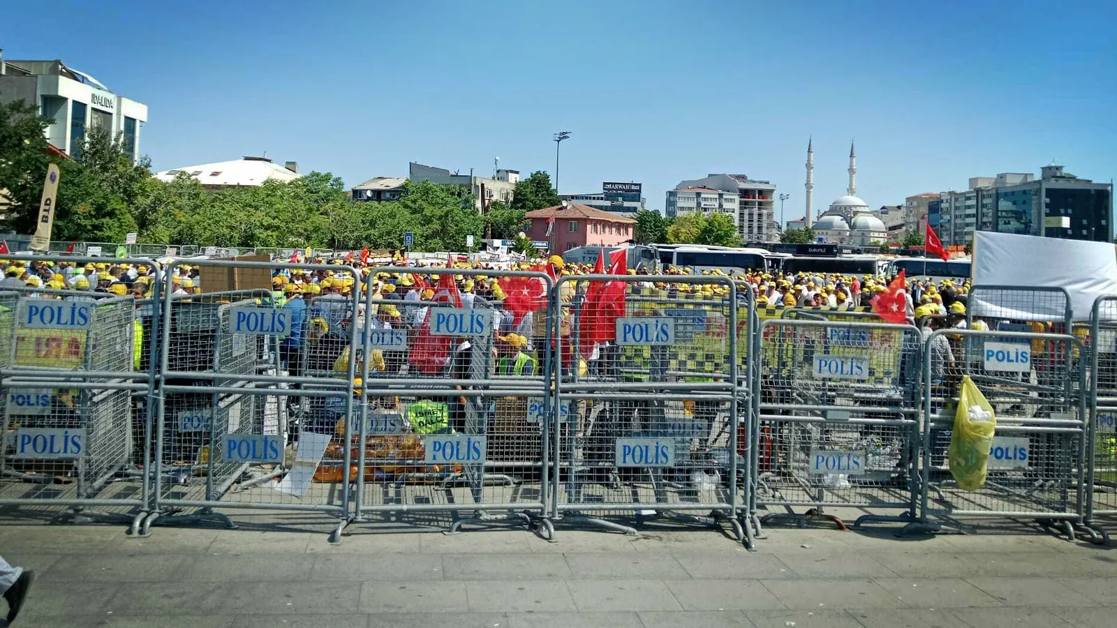 Çağlayan'da taksici davası nedeniyle TOMA'lı önlem