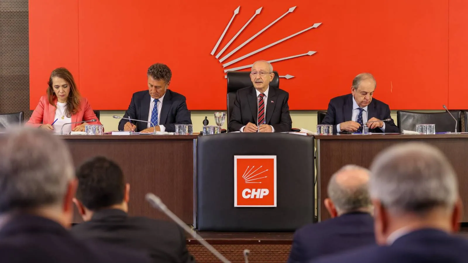 28 üye istifa etmişti; Kılıçdaroğlu yönetiminden ilk PM toplantısı: Olağan kurultay takvimi oluşturma kararı aldık, PM'nin düşmesi mümkün değil