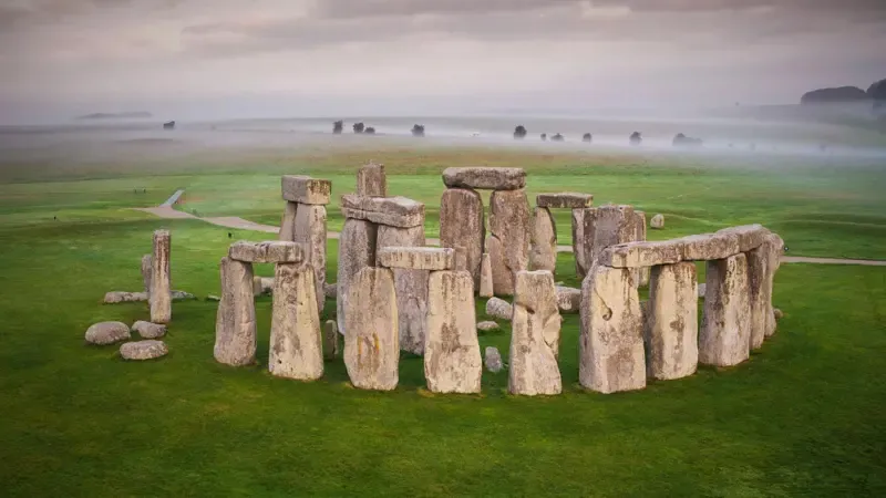 Stonehenge'ten 5 km uzakta daha basit ve eski bir versiyonu bulundu