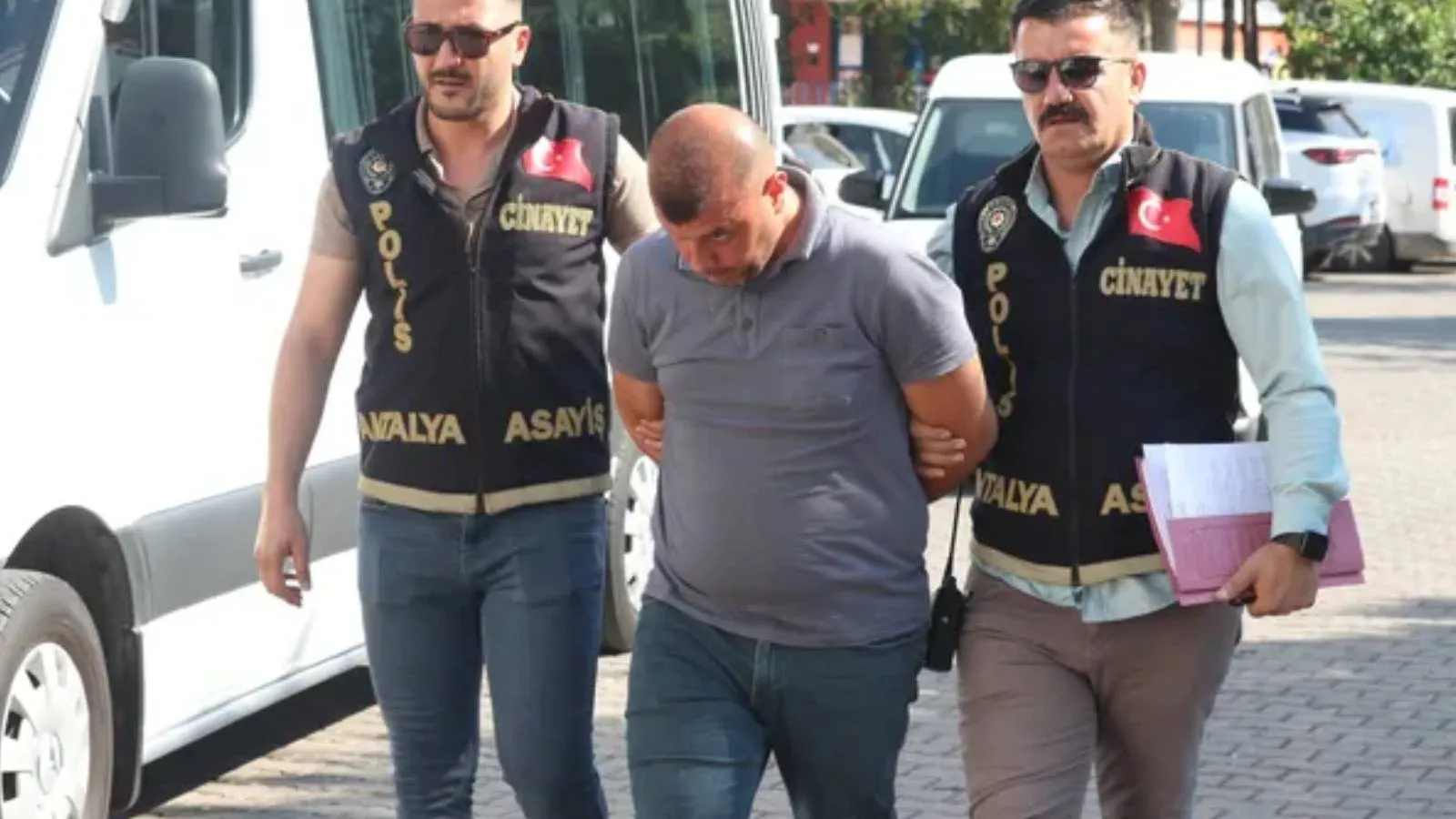 Öğretmen eşini ve kayınpederini öldüren şüpheli tutuklandı: Sürekli tayin istiyordu, ortak hesaptaki para yüzünden tartıştık