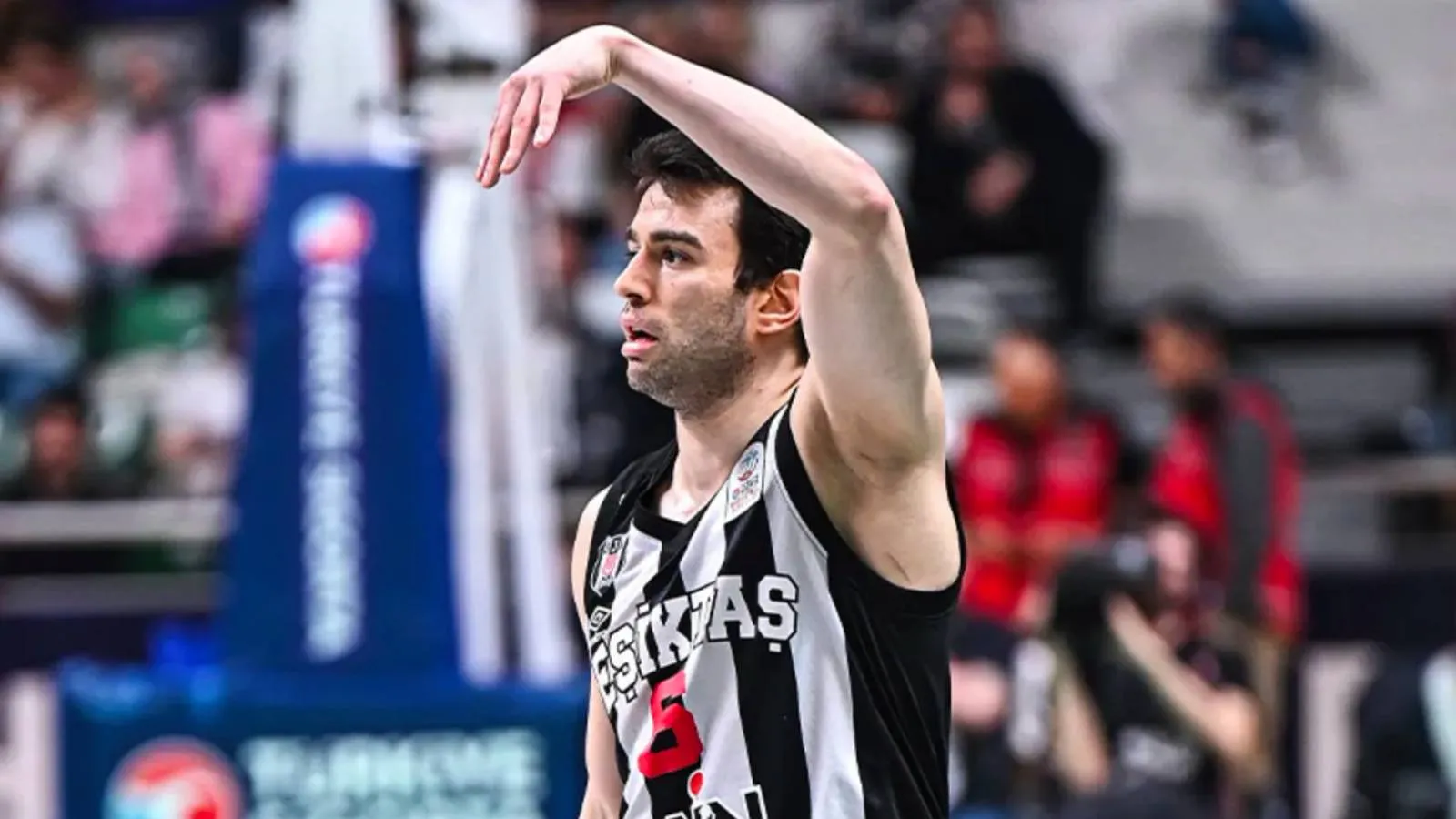 Fenerbahçe Kongre Üyesi anneden, Beşiktaşlı basketçi oğlu Berk Uğurlu'ya küfreden tribünlere isyan: Ne affedeceğim ne unutacağım