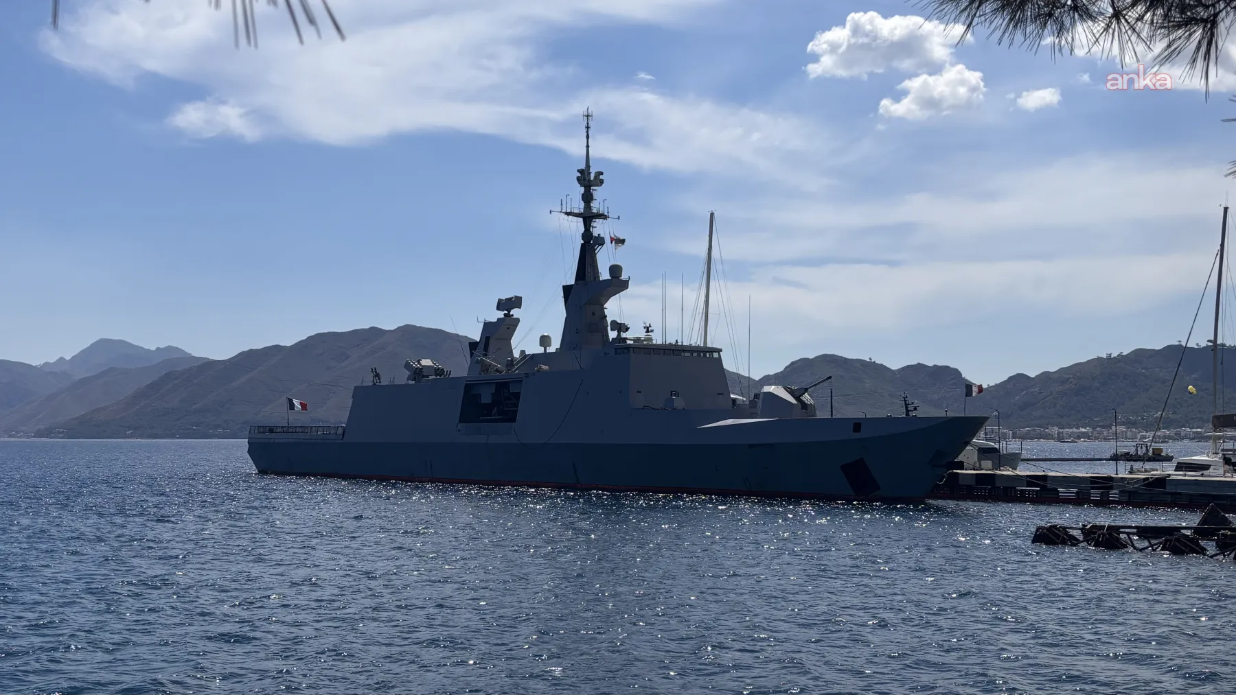 Fransız Donanması'na ait fırkateyn, 151 kişilik mürettebatıyla Marmaris'teki Albatros Marina'ya demirledi