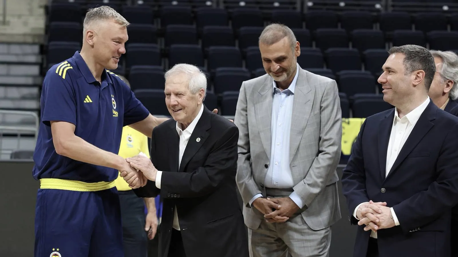 Aziz Yıldırım'dan basketbol şubesine ziyaret
