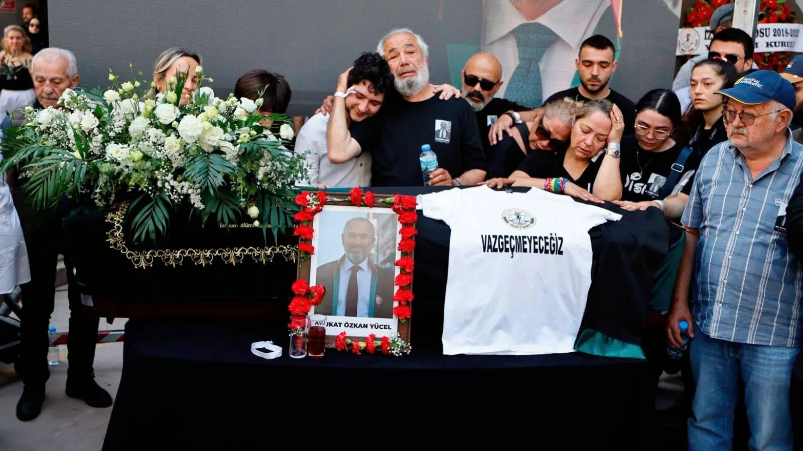 Eski İzmir Barosu Başkanı Özkan Yücel son yolculuğuna uğurlandı
