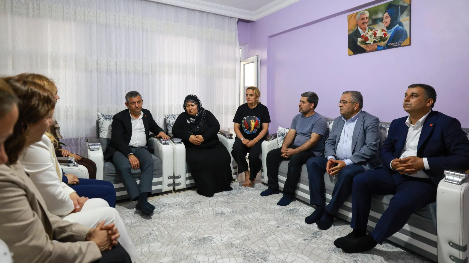 Özgür Özel, Rojin Kabaiş’in ailesini ziyaret etti