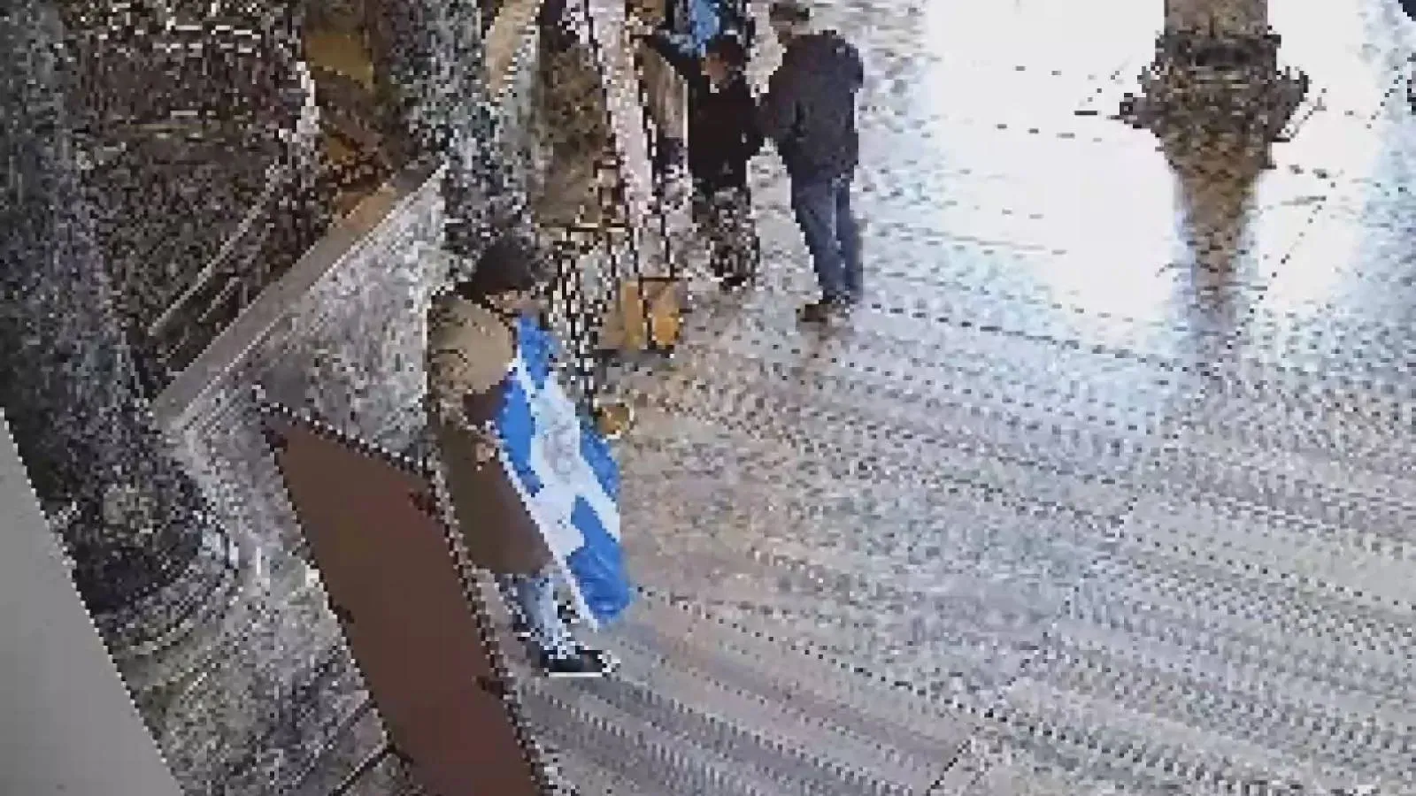 Ayasofya'da Bizans bayrağı açan iki turist hakkında yeni karar