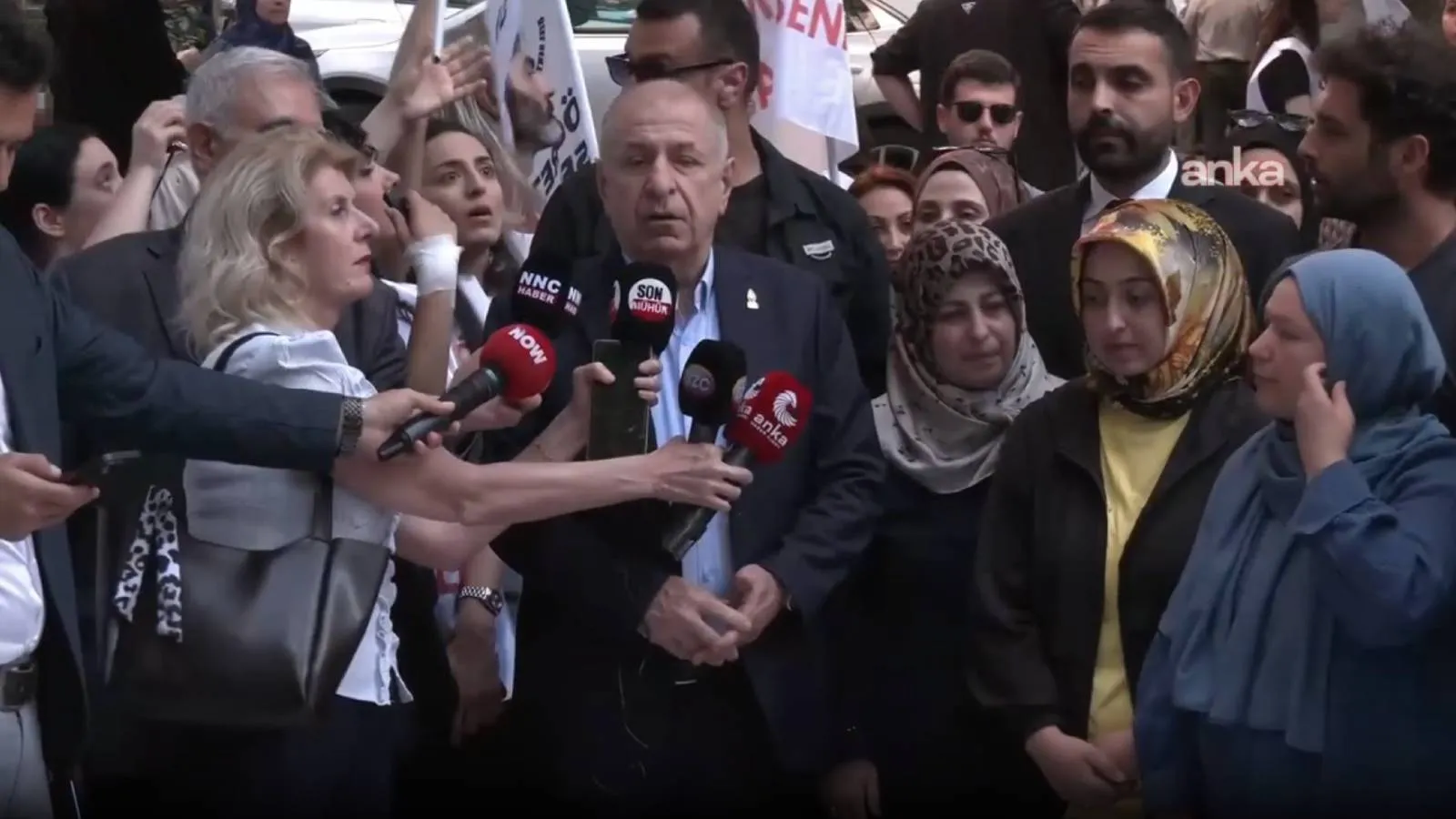 Ümit Özdağ'dan açlık grevindeki öğretmenlere destek ziyareti: Öğretmenler polisin de öğretmenidir