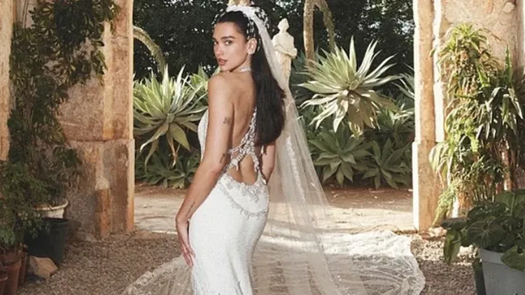 Dua Lipa ve Callum Turner düğününden kareler: Gelinliği büyüledi, paylaşımlarına beğeni yağdı