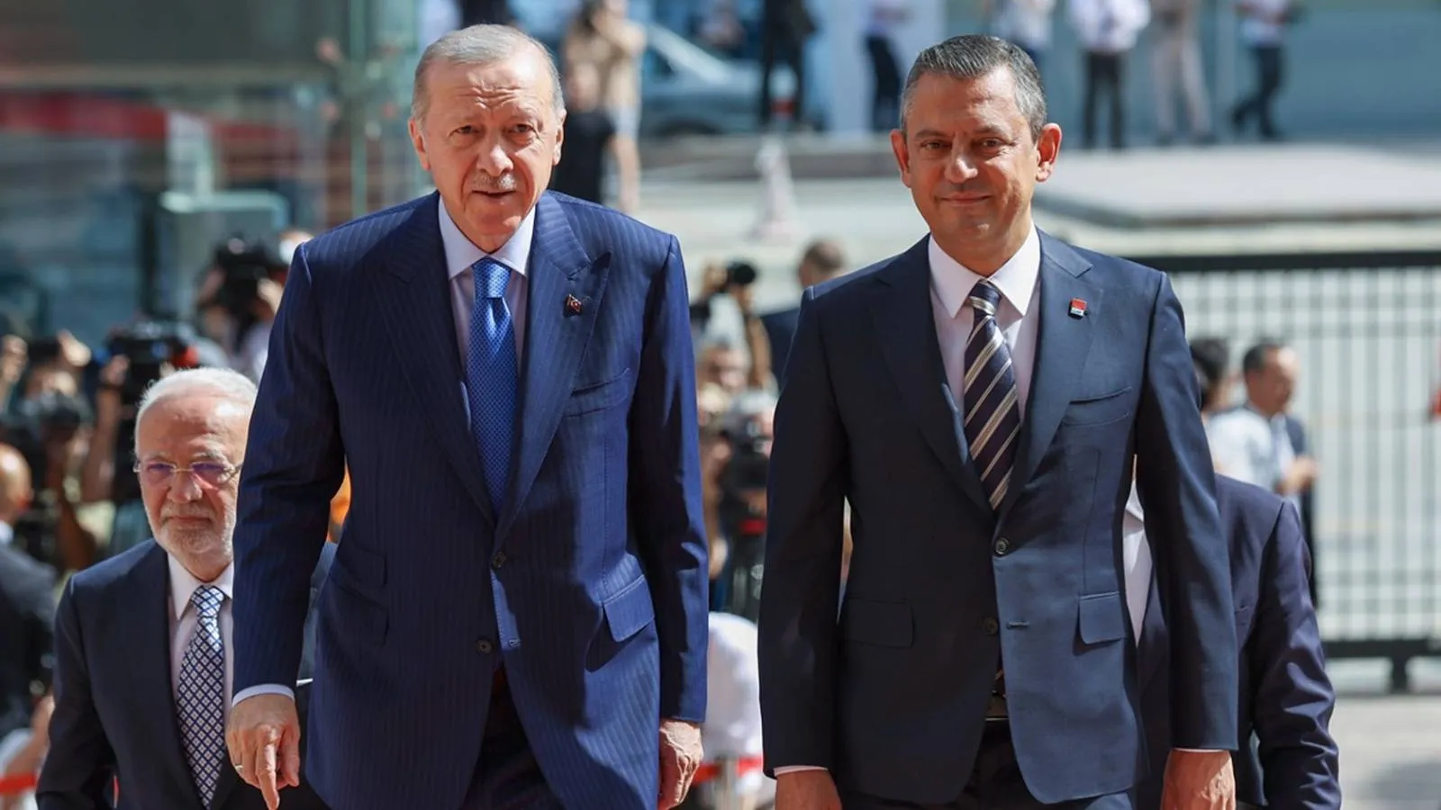 Karar yazarı Taşgetiren: Bence Erdoğan, canla başla Özgür Özel’in kendisinden sonra Cumhurbaşkanı olmasının toplumsal zeminini hazırlıyor